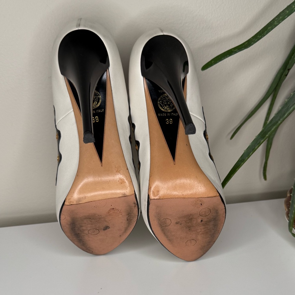 Versace White Nappa Leather Peep Toe Heels 39 Black Patent Gold Pumps DSL531R - Picture 4 of 15